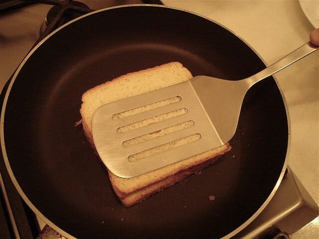 Nướng lại bánh mì bằng chảo